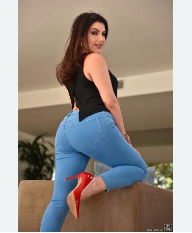 Valentina Nappi Biography, Age, Wiki, Height, Weight, Boyfriend, .